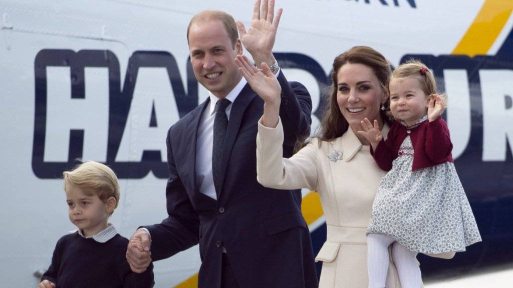Prinz William und seine Frau Kate posieren gemeinsam mit ihren Kindern für die Fotografen. Wegen Oben-Ohne-Fotos von Kate kommt es dagegen in Frankreich zu einem Prozess. (Archiv)