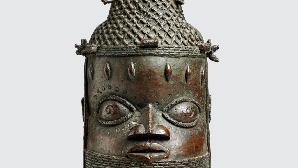 Solche Gedenkköpfe standen auf dem Ahnenaltar im Schrein einer Königinmutter - einer wichtigen Persönlichkeit in der Hierarchie des Königreichs Benin - und dienten dazu, den Kontakt zu den Ahnen aufrechtzuerhalten.