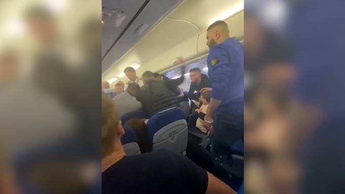 Sechs Männer prügeln sich im Flugzeug – alle festgenommen