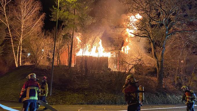 Einfamilienhaus wird bei Brand komplett zerstört