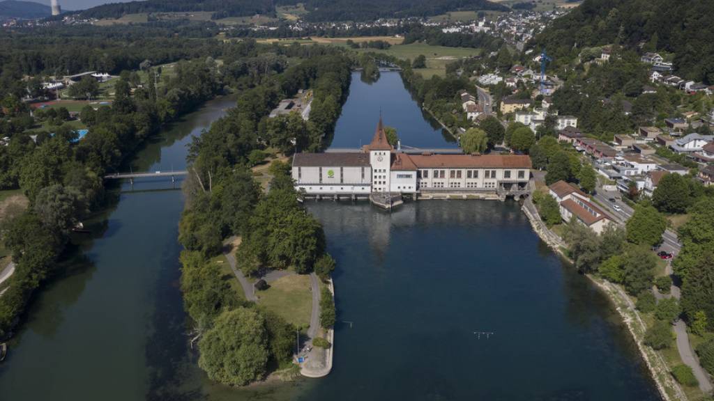Die Zentrale des Eniwa Wasserkraftwerks befindet sich auf dem Gebiet der Aargauer Kantonshauptstadt Aarau. Weil der dazugehörige Aare-Stausee mehrheitlich auf Solothurner Boden liegt, ist für eine Konzession auch die Zustimmung des Kantons Solothurn nötig. (Archivbild)