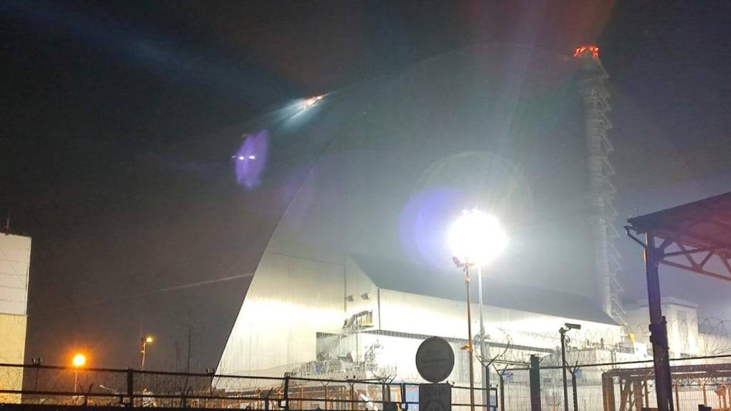 HANDOUT - Auf diesem vom ukrainischen Katastrophenschutz via AP zur Verfügung gestellten Foto beleuchtet ein Suchscheinwerfer ein Loch im Dach des beschädigten Sarkophags, der den zerstörten vierten Reaktor des Kernkraftwerks Tschernobyl abdeckt, nach einem russischen Drohnenangriff. Foto: Uncredited/Ukrainian Emergency Service/dpa