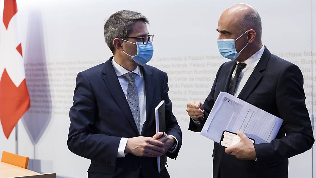 Die Kommunikation zwischen Bund und Kantonen - im Bild Gesundheitsminister Alain Berset (rechts) und Lukas Engelberger, Präsident der Konferenz der kantonalen.Gesundheitsdirektorinnen und -direktoren (GDK) - war während der Pandemie nicht nur gut. (Archivbild)