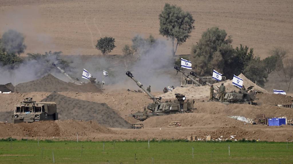 Eine israelische mobile Artillerieeinheit ist in einer Position nahe der Grenze zwischen Israel und Gaza zu sehen. Foto: Tsafrir Abayov/AP/dpa