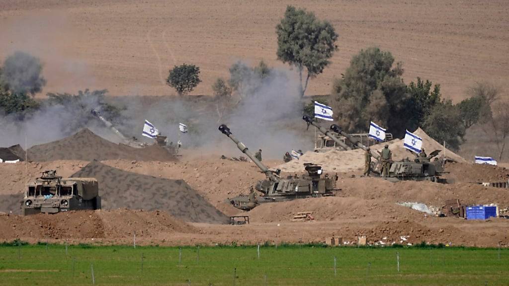 Eine israelische mobile Artillerieeinheit ist in einer Position nahe der Grenze zwischen Israel und Gaza zu sehen. Foto: Tsafrir Abayov/AP/dpa