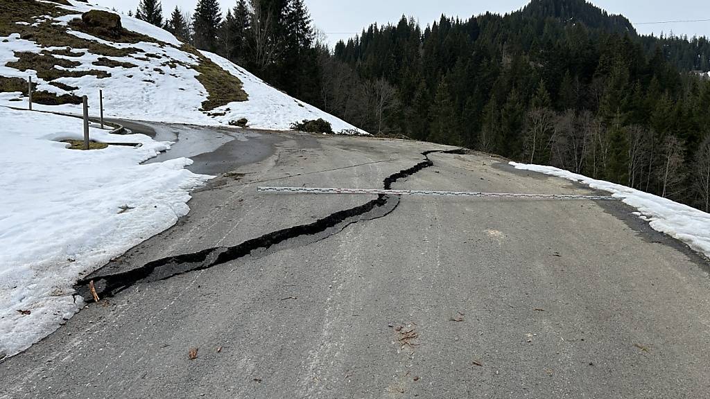 Auf der Glaubenberg-Passstrasse, hier ein beschädigter Abschnitt im Gebiet Gründli, sind Sofortmassnahmen nötig.