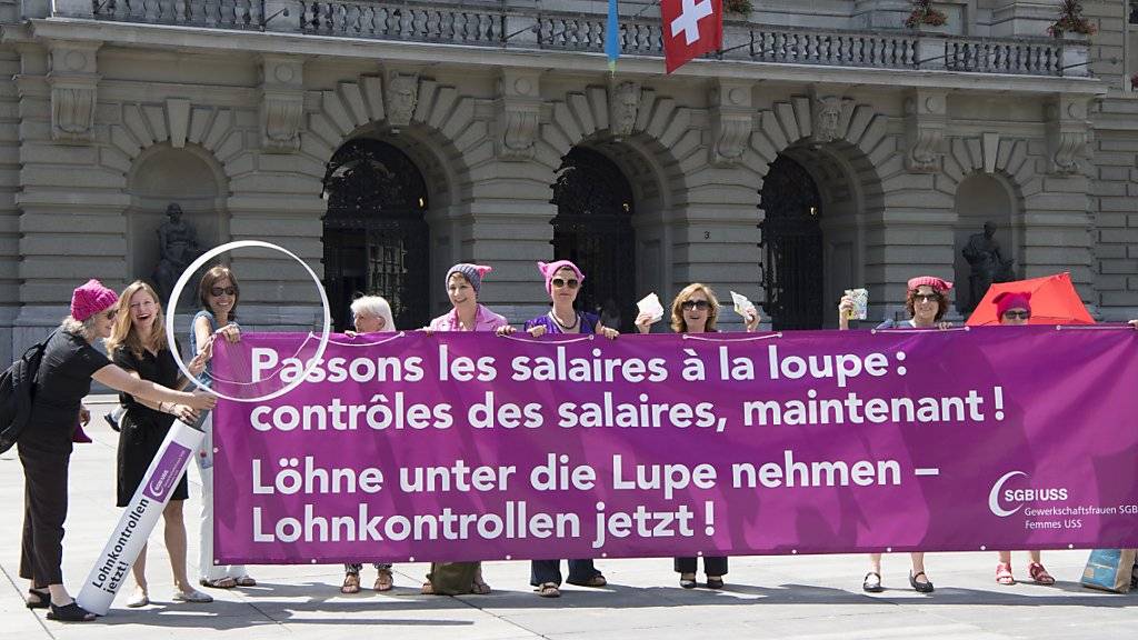 Frauen fordern während einer Aktion auf dem Bundesplatz Lohnkontrollen. Ob sich im Nationalrat dafür eine Mehrheit findet, ist ungewiss. (Archiv)