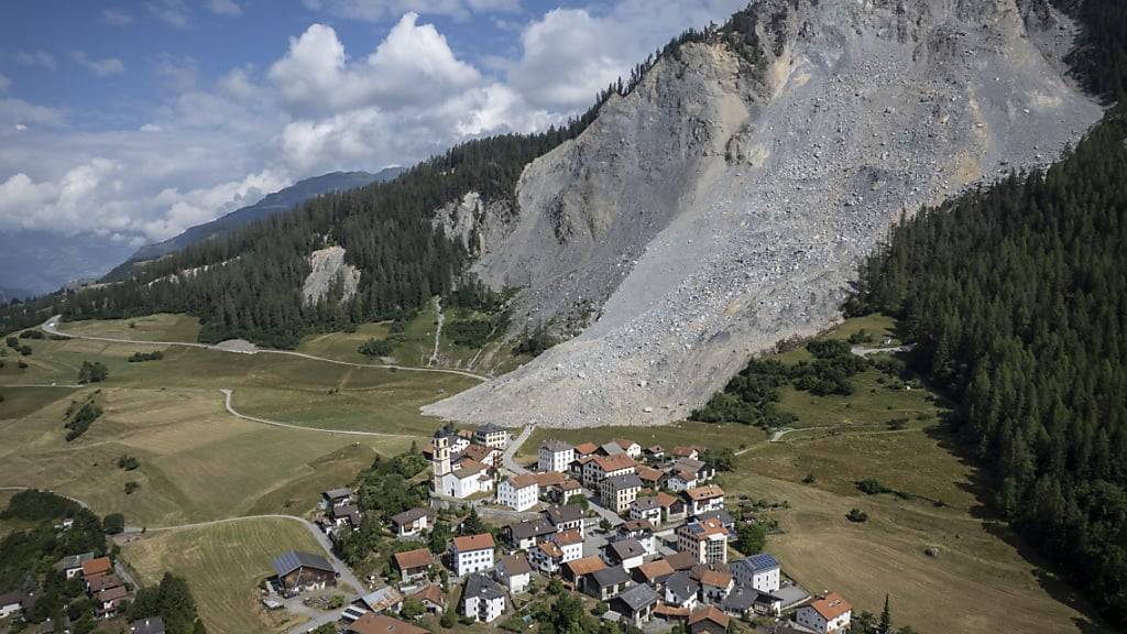 Das evakuierte Brienz/Brinzauls nach dem Bergsturz vom 15. Juni 2023. Ein 2,3 Kilometer langes Entwässerungswerk im Untergrund soll den rutschenden Fels unter und über dem Dorf aufhalten. (Archivbild)