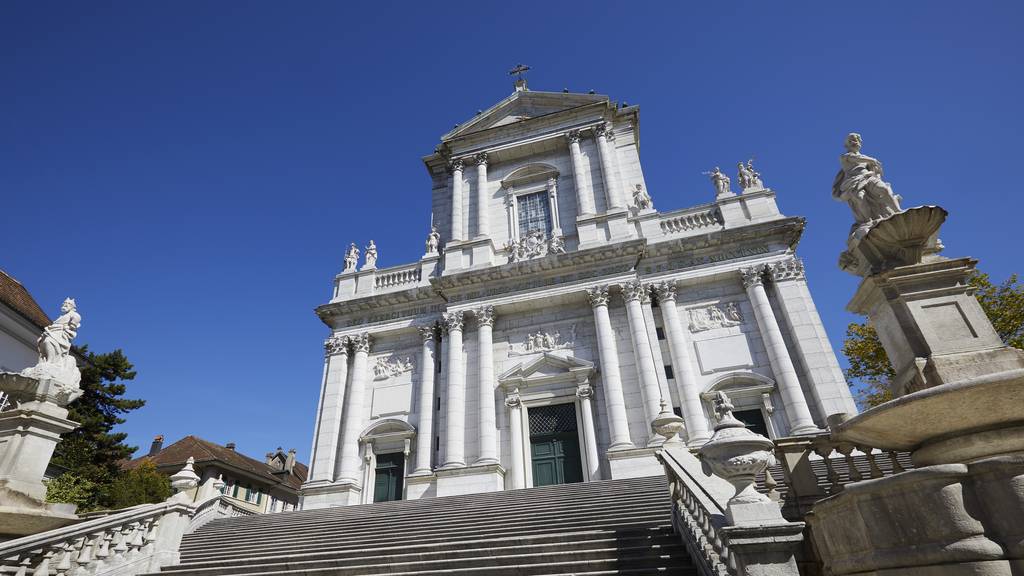 Die St. Ursen-Kathedrale wurde zu Ehren von dem Stadtheiligen «Ursus» auf dessen Grabstätte errichtet.