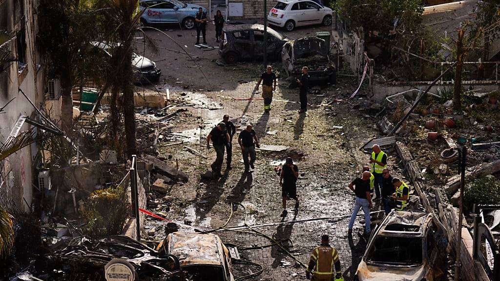 dpatopbilder - Israelische Sicherheitskräfte untersuchen in der Stadt nordöstlich von Haifa die Stelle, die von einer aus dem Libanon abgefeuerten Rakete getroffen wurde. Foto: Ariel Schalit/AP