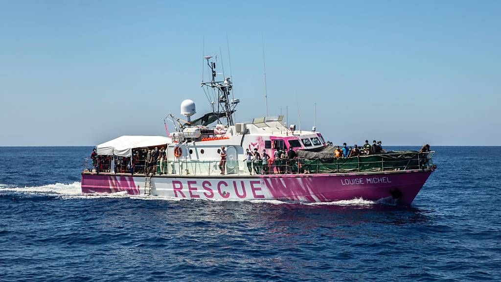 Das Rettungsschiff «Louise Michel» ist ein ehemaliges französisches Patrouillenboot. Foto: Santi Palacios/AP/dpa