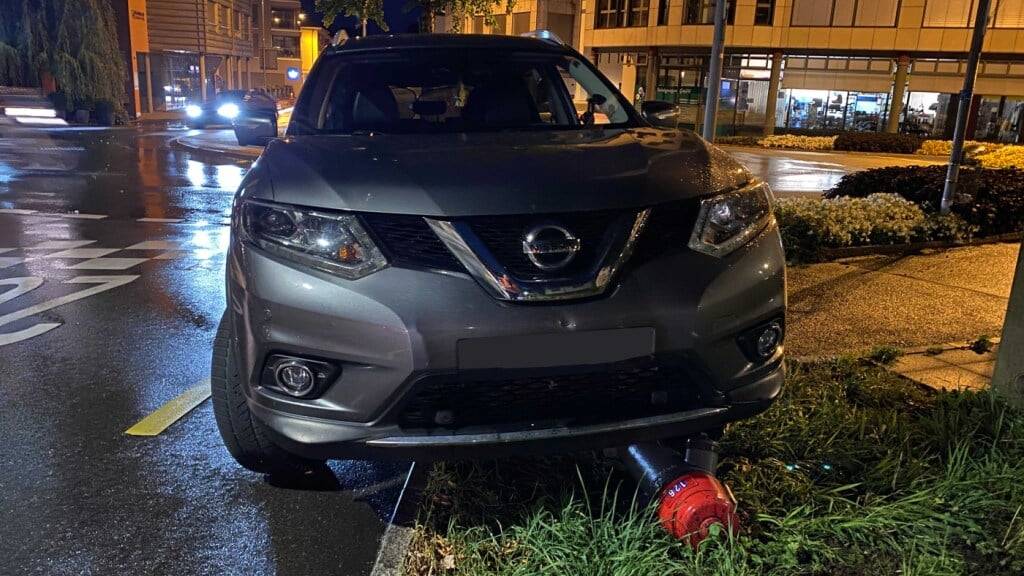 In Cham ZG ist ein betrunkener Autofahrer am Montag mit einem Hydranten kollidiert. Er hatte 2,48 Promille im Blut.