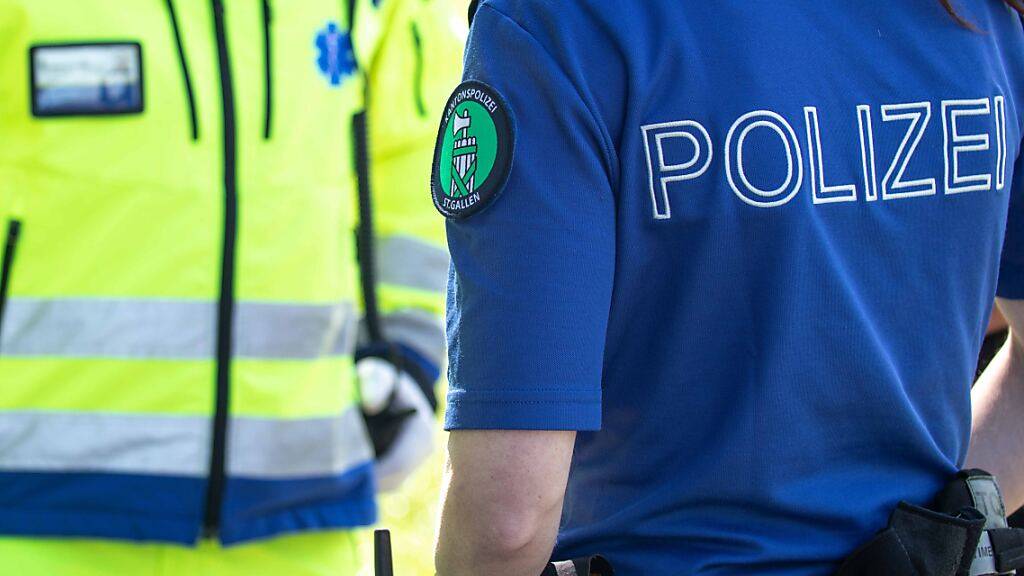 Ein 29-jähriger Arbeiter geriet am Freitag auf einer Eisenbahnbaustelle in Unterterzen SG unter einen Schienenbagger und wurde schwer verletzt. (Symbolbild)