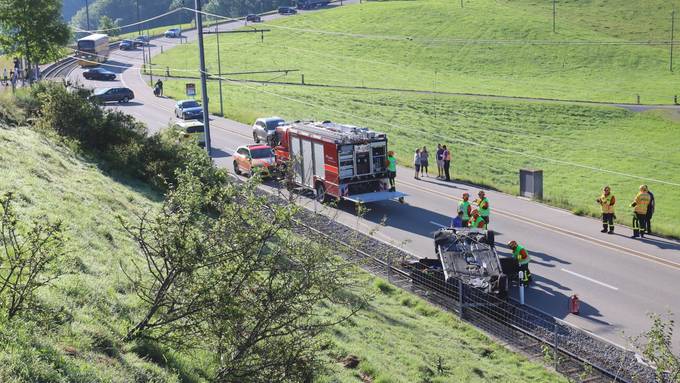 Auto überschlagen und auf Gleisen gelandet