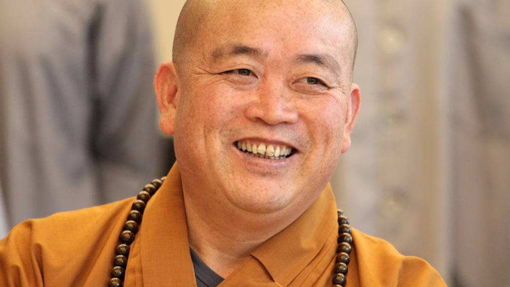 ARCHIV - Shi Yongxin, Abt des chinesischen Shaolin-Klosters in Henan, spricht am Freitag (07.09.2012) auf einer Pressekonferenz im Chinesischen Kulturzentrum in Berlin. Der Abt Shi Yongxin des weltberühmten Shaolin-Klosters wurde wegen des Verdachts der Veruntreuung von Geldern sowie Bestechung verhaftet. Foto: Ole Spata/dpa (Archivbild)