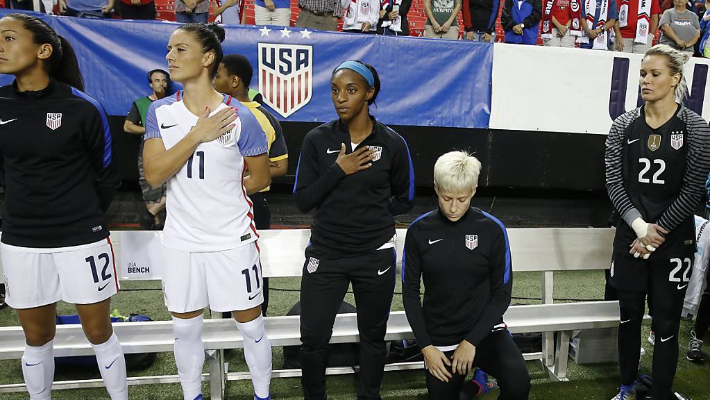 ARCHIV - Megan Rapinoe (2.v.r), Fußballspielerin aus den USA, kniet neben ihren Teamkolleginnen Foto: John Bazemore/AP/dpa