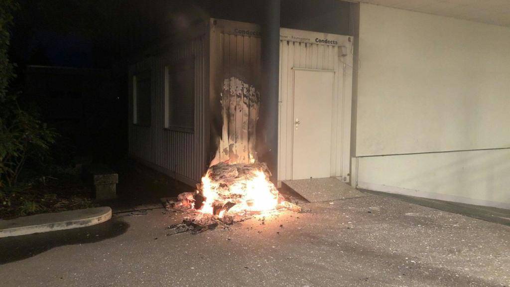 Beim Brand an einem Baucontainer in Schaffhausen ist am frühen Sonntagmorgen ein Sachschaden von mehreren tausend Franken entstanden.