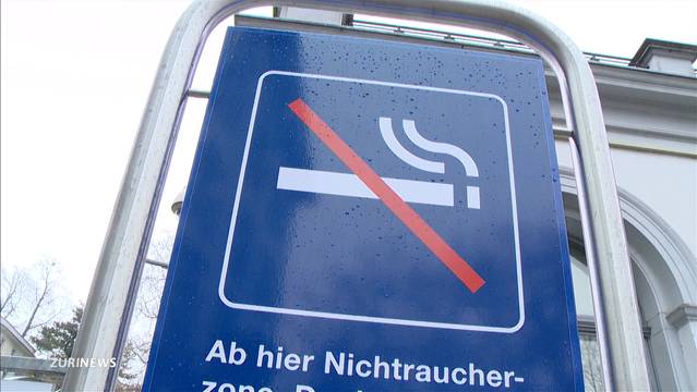 Bahnhof-Rauchverbot wird ignoriert