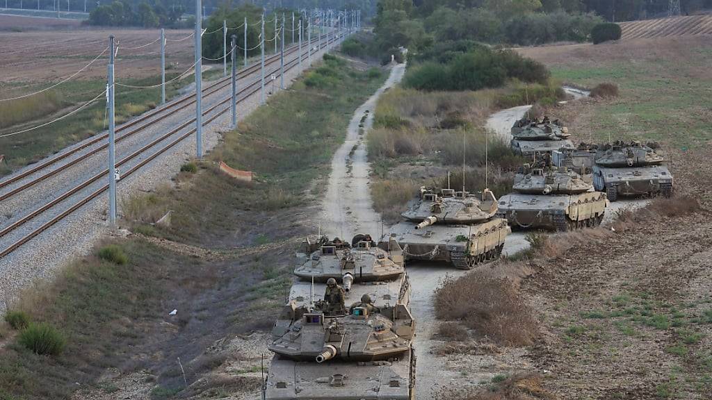Israelische Panzer in der Nähe der israelischen Grenze zum Gazastreifen. Foto: Erik Marmor/AP/dpa