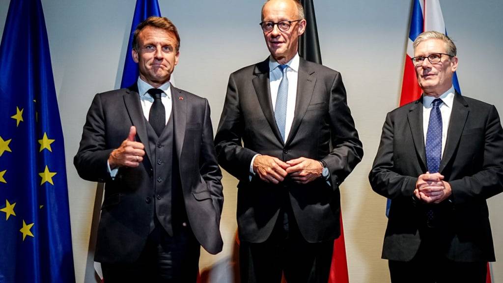 ARCHIV - Frankreichs Präsident Emmanuel Macron (l-r), Bundeskanzler Friedrich Merz (CDU) und Keir Starmer, Premierminister von Großbritannien, treffen sich in Den Haag im Delegationshotel am Rande des Nato-Gipfels zu einem trilateralen Gespräch im E3-Format. Foto: Kay Nietfeld/dpa