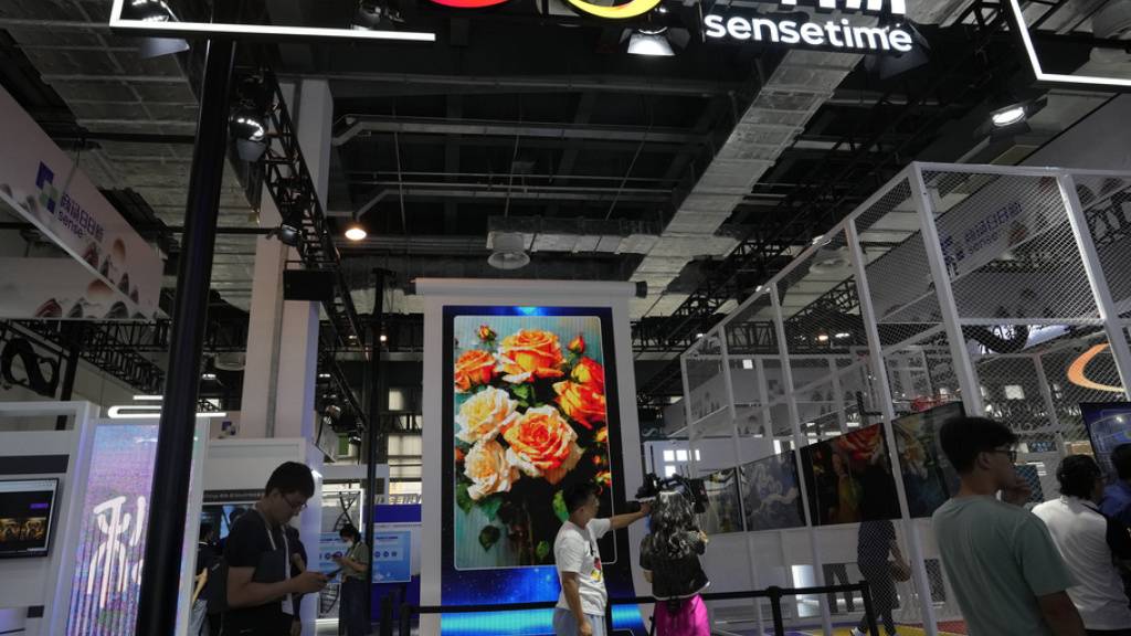 Ein Stand des chinesischen Unternehmens Sensetime demonstriert von Künstlicher Intelligenz generierte Bilder an einer Konferenz in Shanghai. (Archivbild)