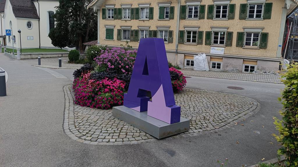 Auf dem Postplatz in Andwil ist das A ein echter Blickfang.