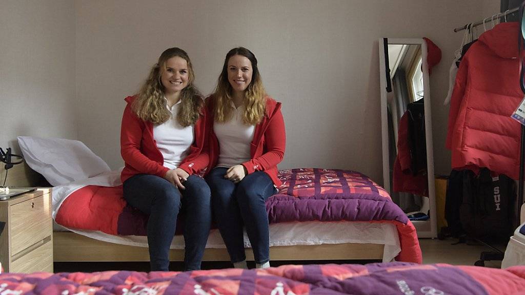 Irene Cadurisch (links) und Lena Häcki in ihrem Zimmer im olympischen Dorf.
