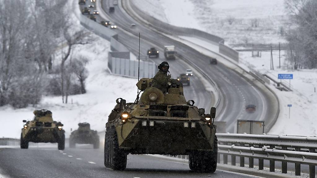 Ein Konvoi russischer gepanzerter Fahrzeuge fährt Mitte Januar auf einer Autobahn auf der Krim. Im Konflikt mit der Ukraine setzt Russland seinen angekündigten teilweisen Truppenabzug fort. Mehrere Einheiten kehrten zu ihren Standorten zurück, teilte das Verteidigungsministerium am Mittwoch mit. Foto: Uncredited/AP/dpa