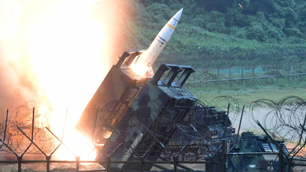 ARCHIV - Eine Einheit der 8. US Armee feuert eine Artillerie-Kurzstreckenrakete vom Typ ATACMS ab. Foto: -/yonhap/dpa - ACHTUNG: Nur zur redaktionellen Verwendung und nur mit vollständiger Nennung des vorstehenden Credits