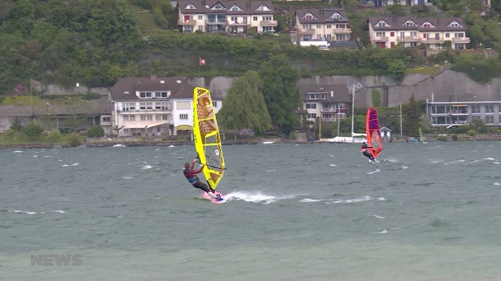 Windsurfer am Bielersee freuen sich über Sturm