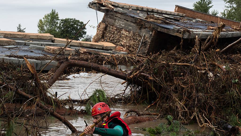 Ein Beamter der Guardia Civil sucht nach Vermissten an der Pedrera-Br ̧cke in Aldea del Fresno, Madrid. Foto: Alejandro MartÌnez VÈlez/EUROPA PRESS/dpa