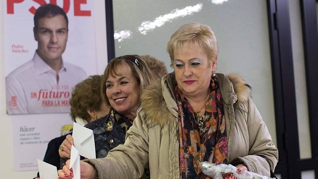 Ein PSOE-Mitglied wirft ihren Abstimmungszettel in die Urne.