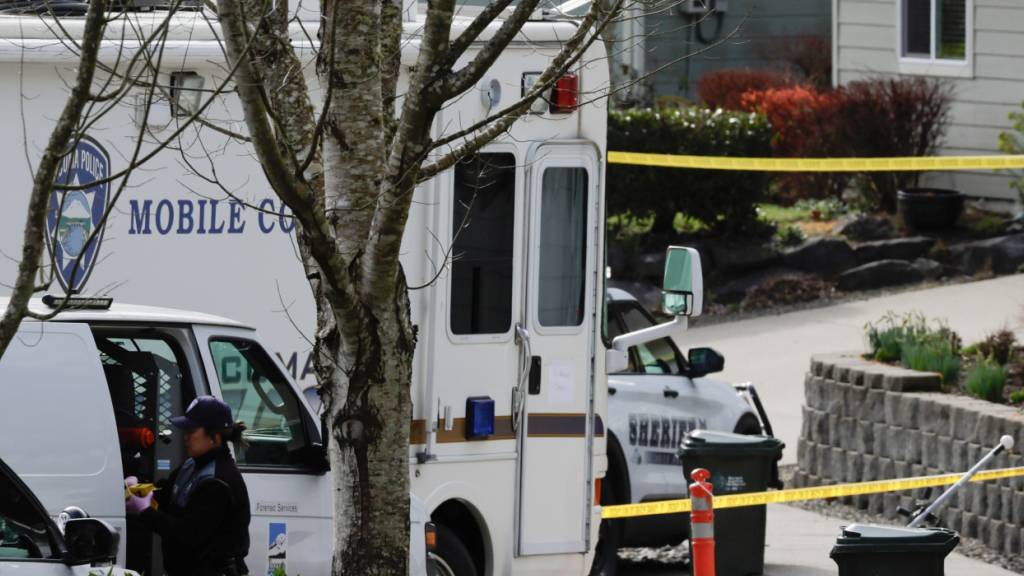 Beamte untersuchen einen Tatort, nachdem ein Mann mehrere Menschen bei einer Messerattacke erstochen haben soll. Foto: John Froschauer/AP/dpa