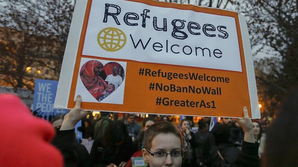 «Flüchtlinge willkommen» heisst es in Washingotn auf dem Plakat gegen die neue US-Einreiseverordnung (Archiv)