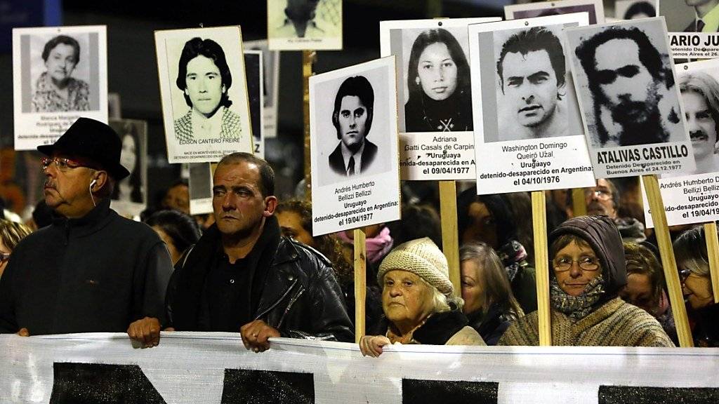 Mit einem Schweigemarsch fordern Tausende Aufklärung über den Verbleib der während der Militärdiktatur in Uruguay «Verschwundenen».