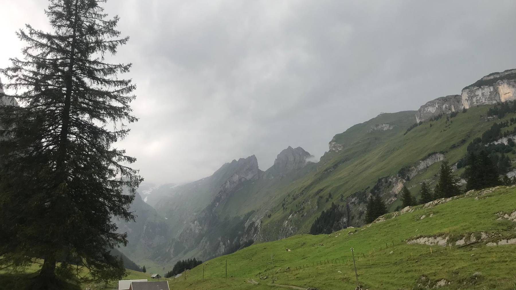 Dunkle Wolken über der Ostschweiz: In der Schweiz war es am Dienstag, wie hier im Alpstein, bedeckt.
