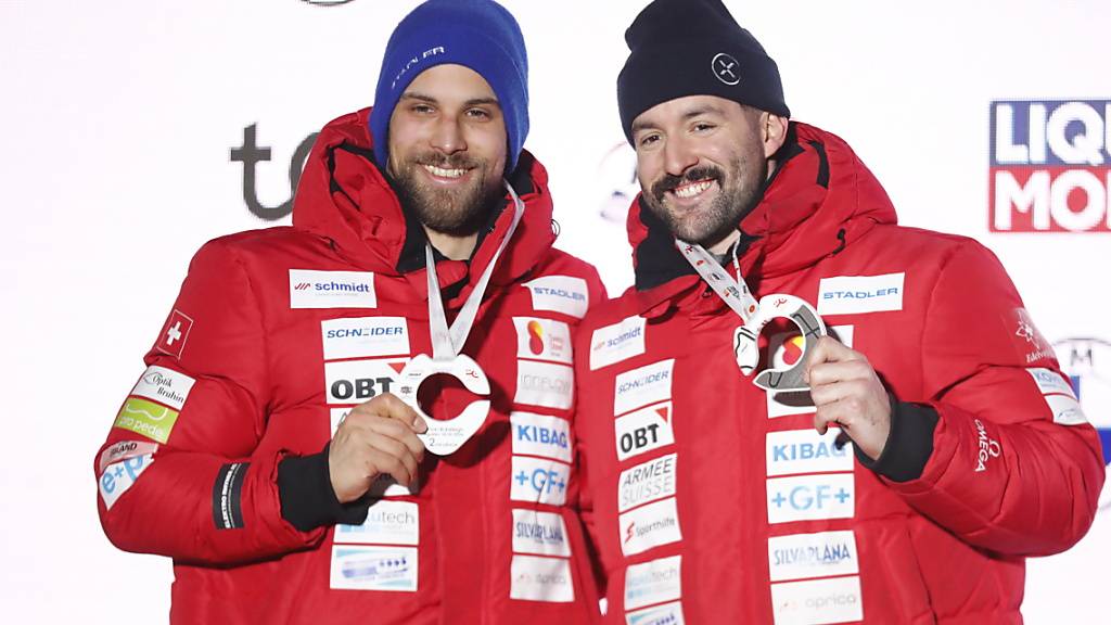 Anschieber Sandro Michel (links) mit Pilot Michael Vogt nach dem Gewinn von EM-Silber am ersten Februar-Wochenende