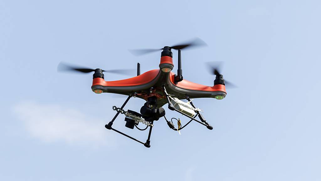 46'300 Fernpilotinnen und -piloten haben 2023 laut dem Bundesamt für Zivilluftfahrt einen Kompetenznachweis für Drohnen erworben. (Symbolbild)