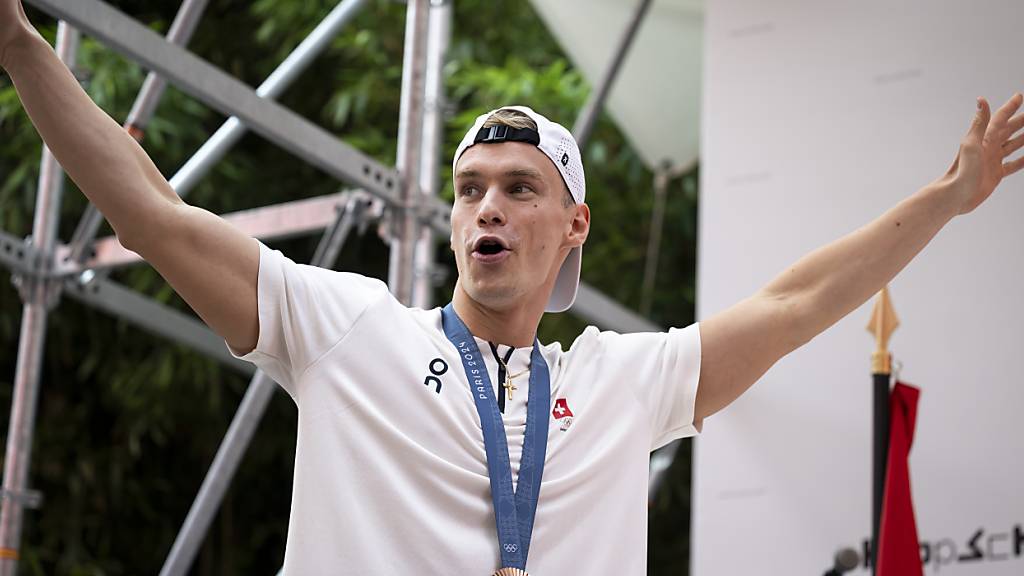 Bronze-Gewinner Roman Mityukov lässt sich im Maison Suisse feiern