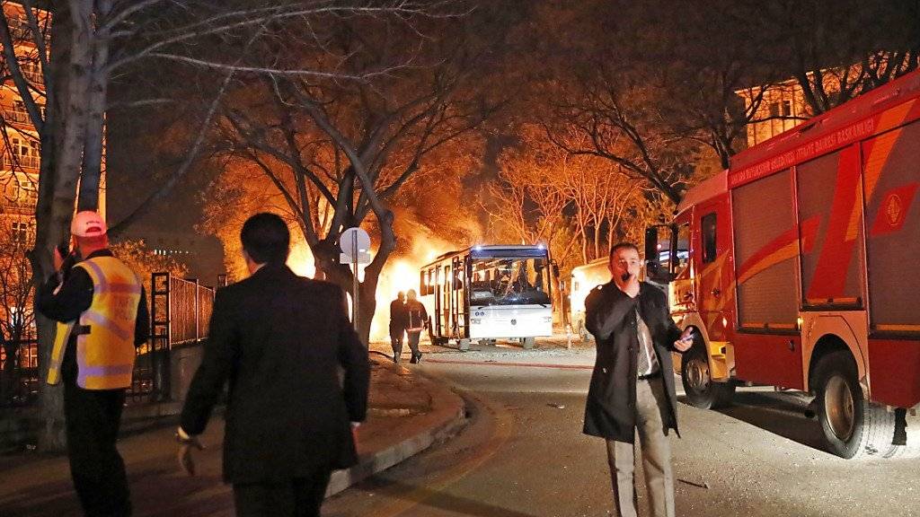 Der Anschlag auf einen türkischen Armeebus in Ankara, bei dem mindestens 28 Menschen starben, sorgte international für Entsetzen. Hinweise auf die Urheber liegen nach offiziellen Angaben noch nicht vor.