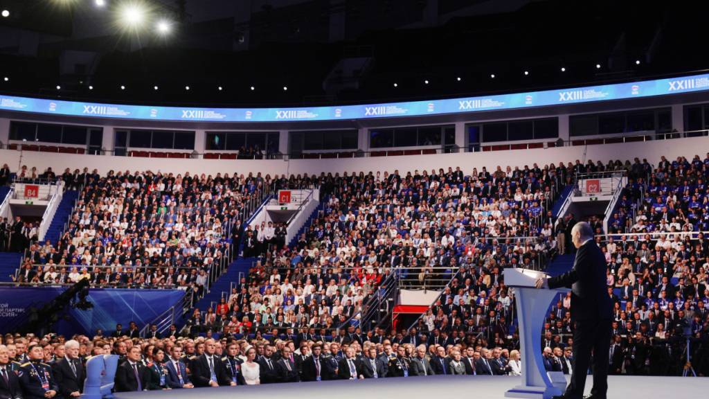 HANDOUT - Der russische Präsident Wladimir Putin hält eine Rede auf dem Parteitag von «Einiges Russland» in Moskau. Foto: Gavriil Grigorov/Pool Sputnik Kremlin via AP/dpa