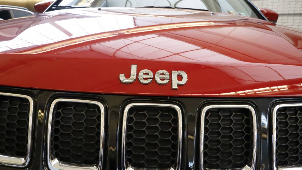 Der Jeep-Mutterkonzern Stellantis ist angesichts eines teuren Umbaus weg von seinem US-Elektroautokurs im vergangenen Jahr tief in die roten Zahlen gerutscht. Nun wird die Dividende gestrichen. (Archivbild)