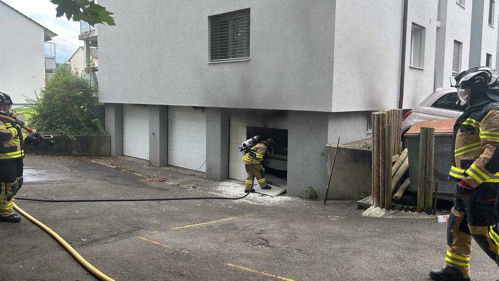 Auto gerät in Garage in Suhr in Brand und richtet grossen Schaden an.