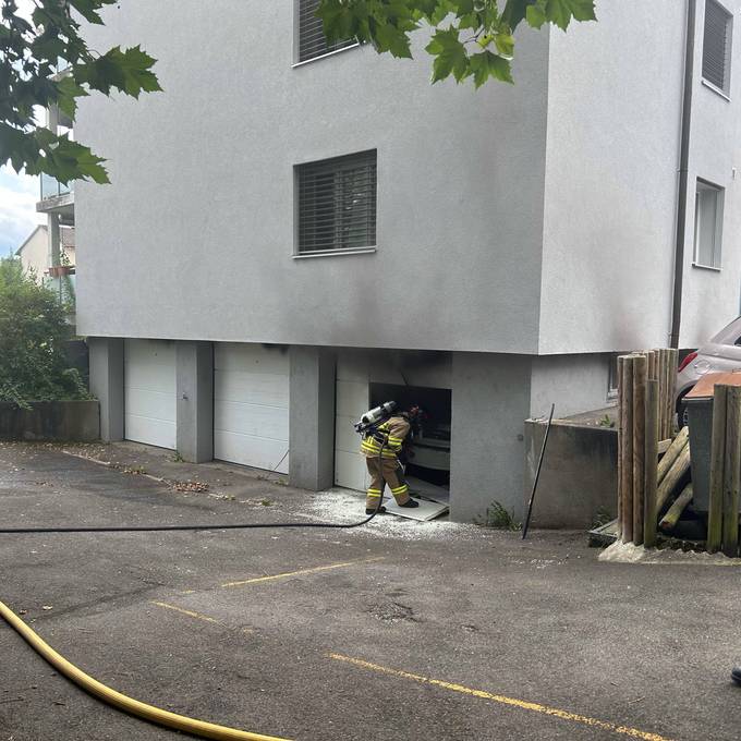 Brand in Suhr verwüstet Garagenboxen – 3 Autos beschädigt