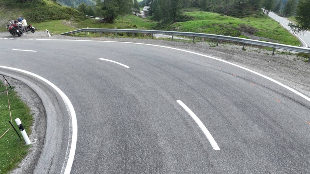 In dieser Linkskurve prallte der Töfffahrer aus den Niederlanden in die Leitplanke und brach sich sein rechtes Bein.