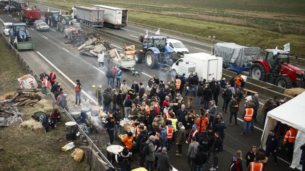 Bei Paris haben Bauern alle acht in Richtung der Hauptstadt führenden Autobahnen blockiert.