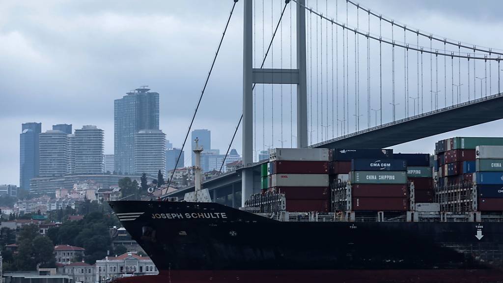 Geopolitische Spannungen beeinträchtigen den Welthandel - im Bild ein Frachtschiff, das den ukrainischen Hafen von Odessa verlässt. (Archivbild)