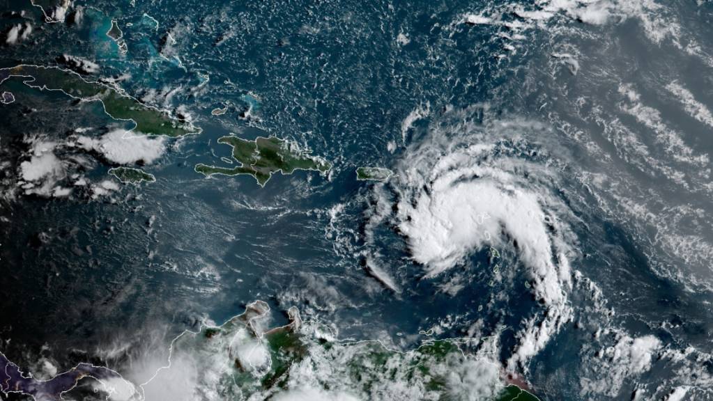 HANDOUT - Das Nationale Hurrikan-Zentrum gab eine Tropensturm-Warnung für die US-Jungferninseln und Puerto Rico heraus, wo die Meteorologen erwarteten, dass sich der potenzielle Wirbelsturm am Dienstag zum sechsten benannten Sturm, Fred, der atlantischen Hurrikansaison verstärken würde. Foto: NOAA/NESDIS/STAR GOES/AP/dpa - ACHTUNG: Nur zur redaktionellen Verwendung und nur mit vollständiger Nennung des vorstehenden Credits