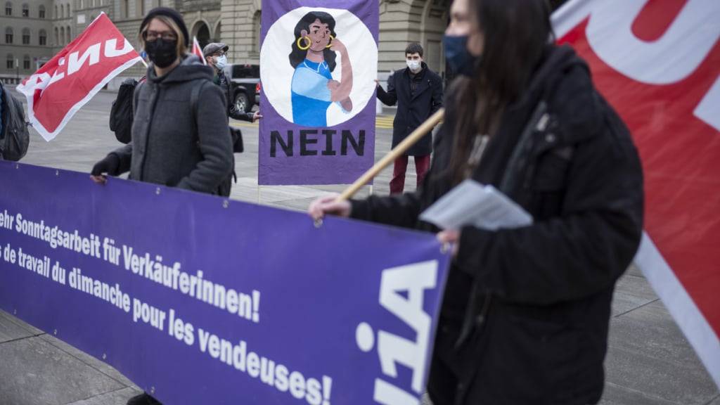 Gegen Arbeit am Sonntag: Demonstration der Gewerkschaft Unia vor dem Bundeshaus im März 2021. (Archivbild)