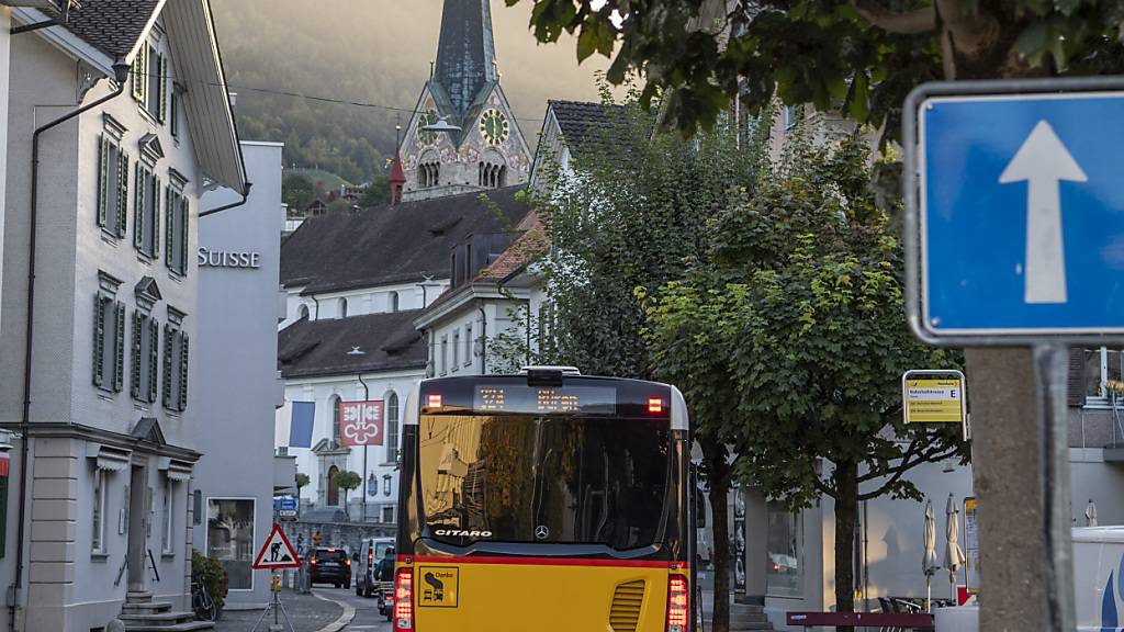 Eine Postauto-Haltestelle an einer Dorfstrasse in Stans. (Archivaufnahme)